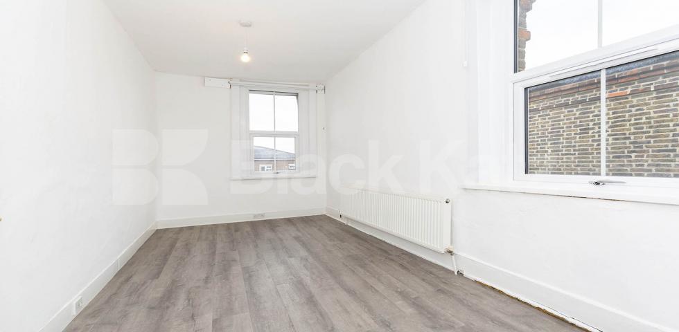 Split over two floors a large 3 bedroom apartment with kitchen diner Hungerford Road, Hillmarton Conservation Area 